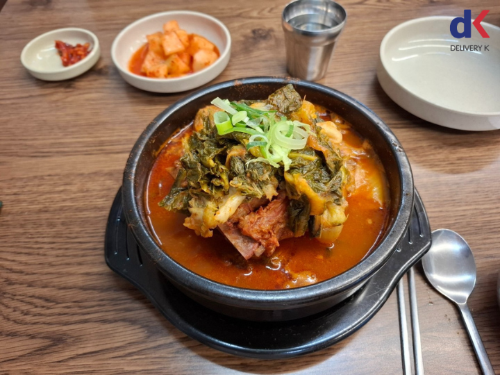 Gamjatang (감자탕) – Canh xương khoai tây hầm Hàn Quốc