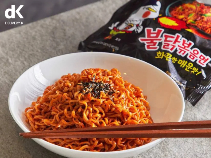 Buldak Bokkeummyeon (불닭볶음면) – dành cho người thực sự thích ăn cay